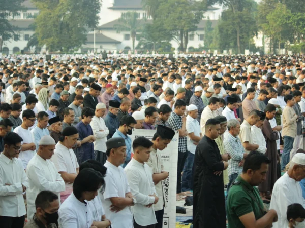 Ribuan jemaah padati Lapangan Gasibu, Kota Bandung saat mengikuti Shalat Idul Fitri Pemprov Jabar, Rabu(10/4). (Pandu Muslim/Jabar Ekspres)