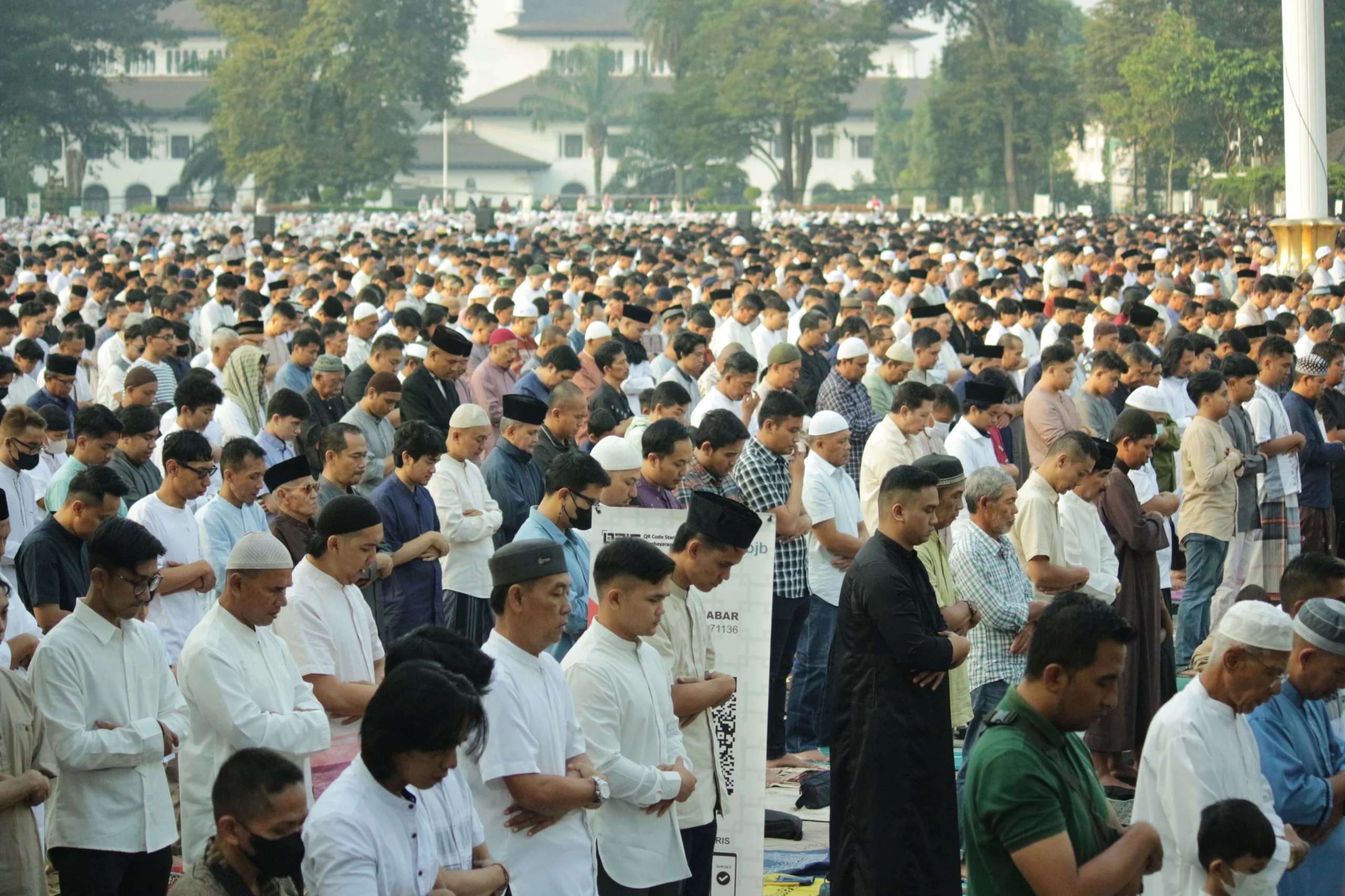 Ribuan jemaah padati Lapangan Gasibu, Kota Bandung saat mengikuti Shalat Idul Fitri Pemprov Jabar, Rabu(10/4). (Pandu Muslim/Jabar Ekspres)