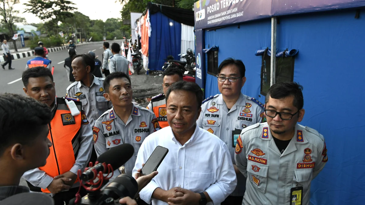 Sekretaris Daerah Provinsi Jawa Barat Herman Suryatman meninjau rest area dan posko pengamanan di UPTD Dishub Wilayah IV Kabupaten Cirebon, Ahad (7/4/2024)
