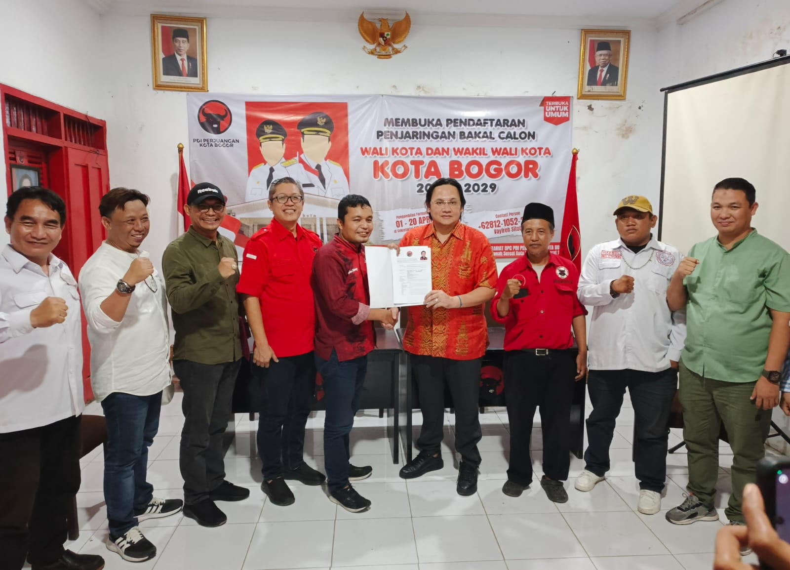 Farhat Abbas usai menyerahkan formulir pengembalian pendaftaran penjaringan Baca walkot Bogor di Sekretariat DPC PDI Perjuangan Kota Bogor. (Yudha Prananda / Jabar Ekspres)