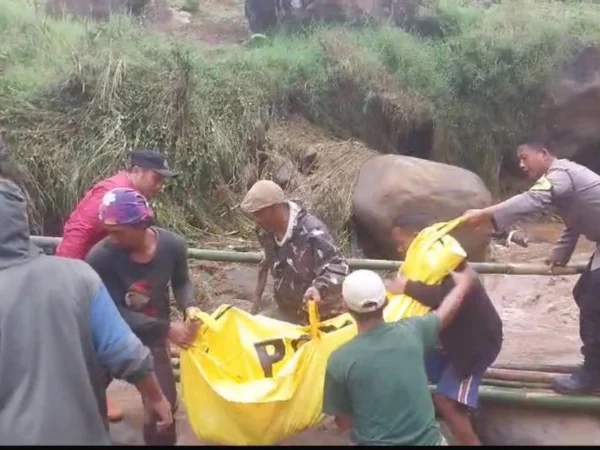 Satu orang ditemukan meninggal setelah terbawa arus akibat banjir bandang yang menerjang kawasan Kertasari, Kabupaten Bandung, Selasa (23/4) siang. Foto Istimewa