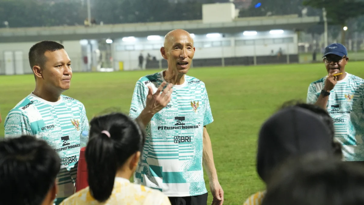 Coach Saturo memberi arahan pada TC jelang VWomen’s Asian Cup (PSSI)