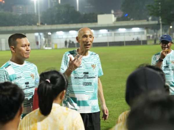 Coach Saturo memberi arahan pada TC jelang VWomen’s Asian Cup (PSSI)