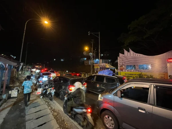 Kondisi Arus Lalu Lintas di Cikaledong, Nagreg, Kabupaten Bandung saat ini mengalami peningkatan kendaraan yang melintas, Sabtu (6/4/2024). Foto Agi Jabar Ekspres