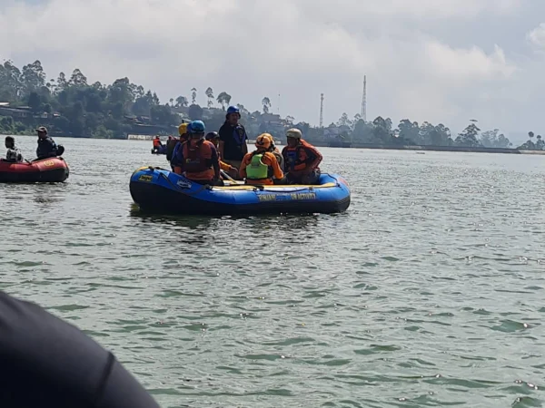 Proses pencarian dua remaja yang tenggelam di Situ Cileunca, Kecamatan Pangalengan, Kabupaten Bandung oleh tim gabungan. (Istimewa)