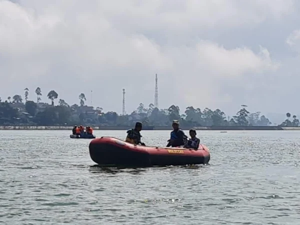 Proses pencarian dua remaja yang tenggelam di Situ Cileunca, Kecamatan Pangalengan, Kabupaten Bandung oleh tim gabungan. (Istimewa)
