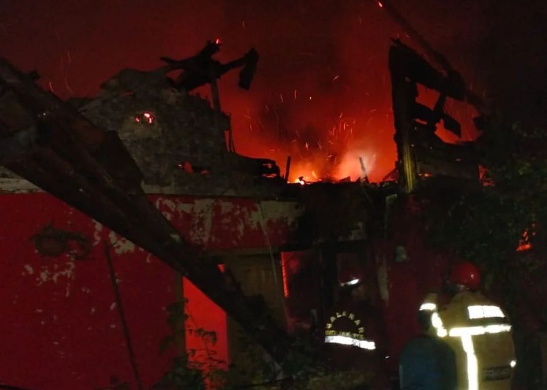 Petugas pemadam kebakaran tengah memadamkan api yang melahap rumah di Desa/Kecamatan Cihampelas, Kabupaten Bandung Barat. Kamis (18/4). Foto Damkar KBB