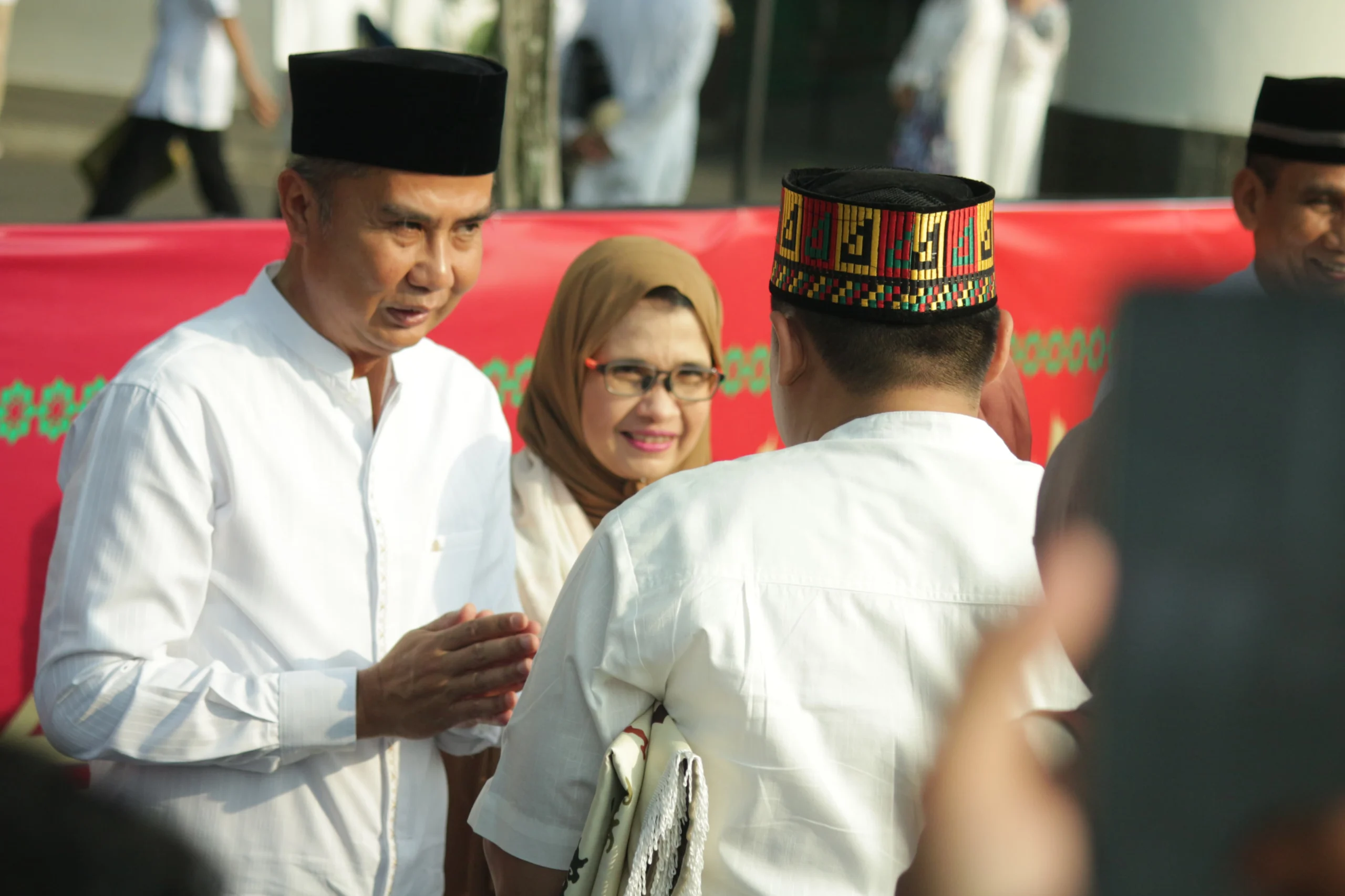 Pj Gubernur Jawa Barat Bey Machmudin beserta istri bersalam-salaman dengan masyarakat setelah Shalat Idul Fitri di Lapangan Gasibu, Kota Bandung, Rabu(10/4). (Pandu Muslim/Jabar Ekspres)