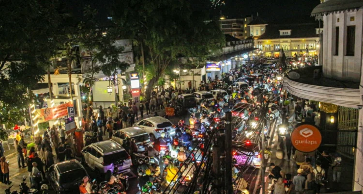 Tumpah ruah masyarakat termasuk kunjungan wisatawan saat malam tahun baru 2023 di Kota Bandung. (KHOLID/JABAR EKSPRES)