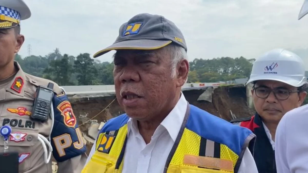 Menteri PUPR Basuki Hadimuljono, saat meninjau lokasi longsornya tol Bocimi seksi 2. Riki Achmad/Jabar Ekspres