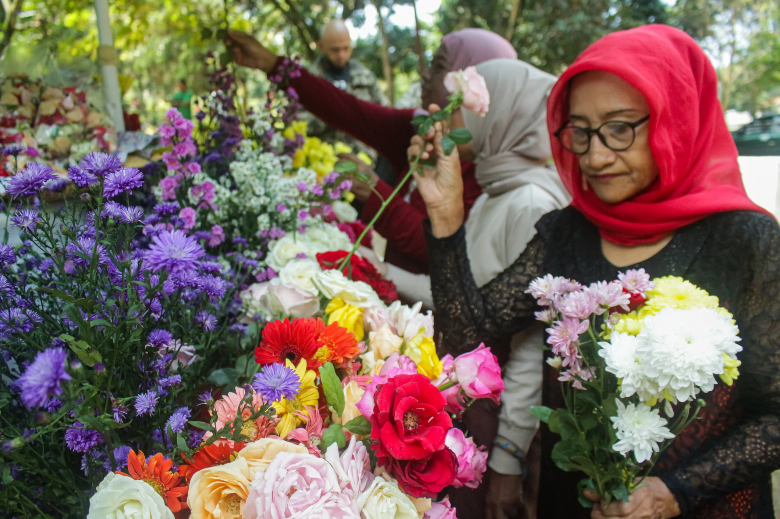 Yayah (50) merangkai bunga di lapak penjualan bunga TPU Nagrog, Ujungberung, Kota Bandung, Minggu(7/4). Pandu Muslim/Jabar Ekspres