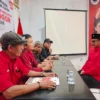 Andrian Dimas Prakoso (Kanan) saat mendaftarkan diri ke Sekretariat DPC PDI Perjuangan sebagai Cawalkot Bogor, Jumat (19/4). (Yudha Prananda / Jabar Ekspres)