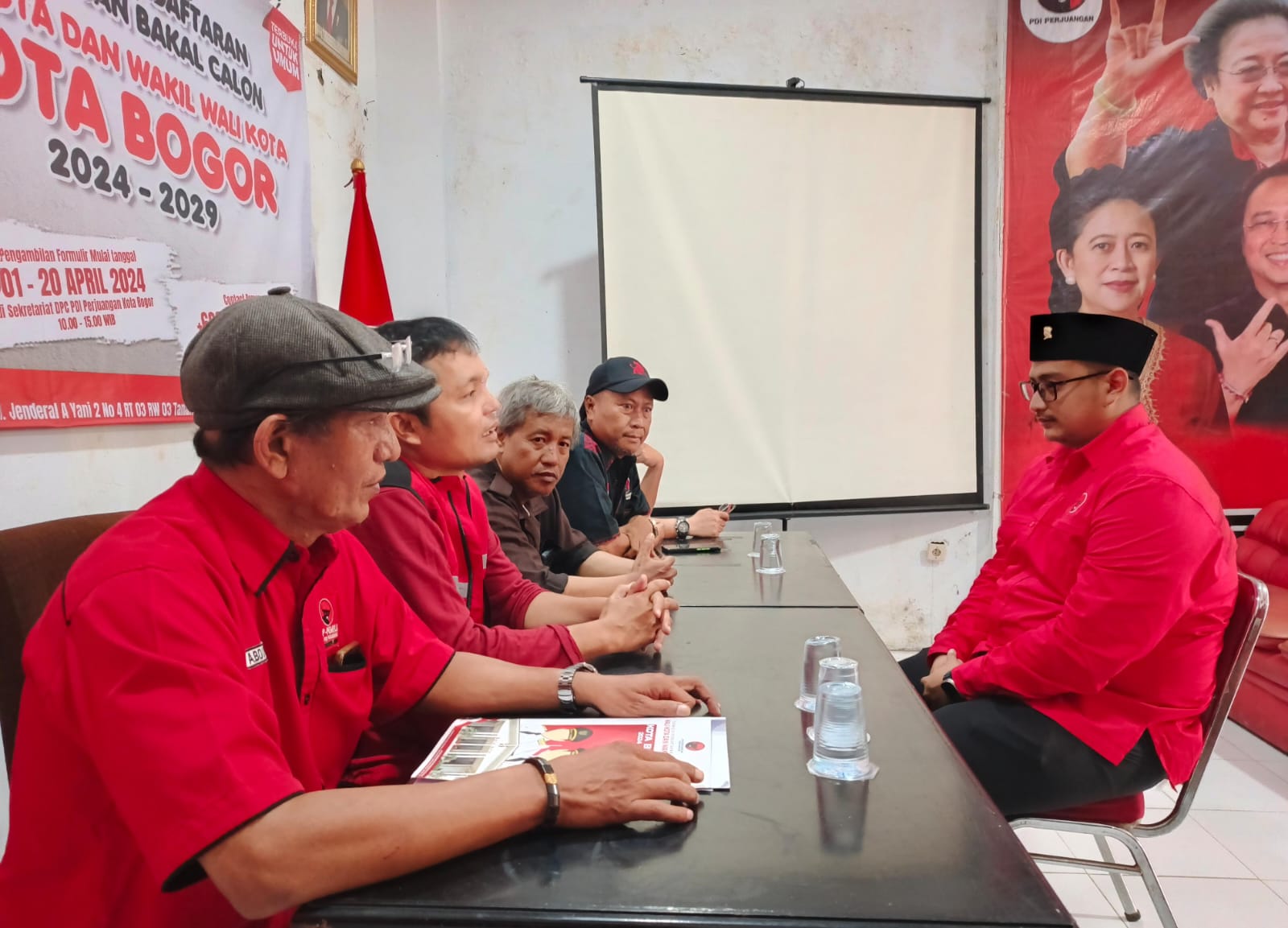 Andrian Dimas Prakoso (Kanan) saat mendaftarkan diri ke Sekretariat DPC PDI Perjuangan sebagai Cawalkot Bogor, Jumat (19/4). (Yudha Prananda / Jabar Ekspres)