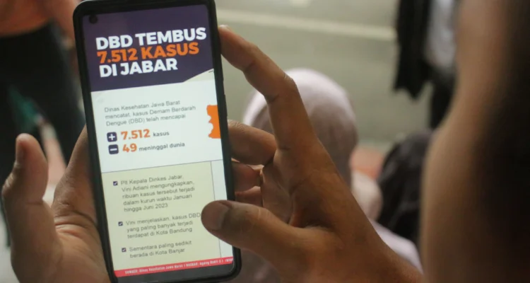 Masyarakat membaca info sebaran DBD di Jabar, Kamis (4/4). Jumlab terbanyak sebaran DBD di Jabar tercatat ada di Kota Bandung, sebanyak 2.215 kasus pada akhir Maret 2024. (Pandu Muslim/Jabar Ekspres)