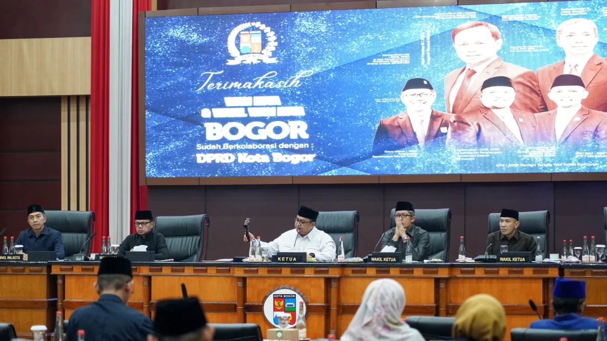 Ketua DPRD Kota Bogor Atang Trisnanto mengesahkan dan menetapkan dua Perda baru. (Yudha Prananda / Jabar Ekspres)