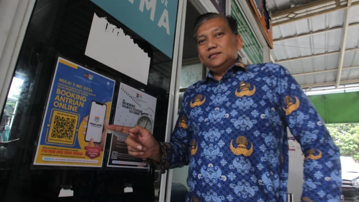 LAYANAN BARU: Kepala Disdukcapil Kota Bogor, Ganjar Gunawan memperlihatkan pamflet sosialisasi Prima Antri, Kamis (25/4), yang akan diberlakukan mulai awal Mei mendatang. (Foto: Diskominfo Kota Bogor)