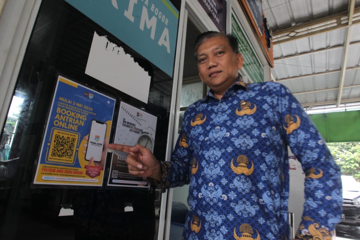 LAYANAN BARU: Kepala Disdukcapil Kota Bogor, Ganjar Gunawan memperlihatkan pamflet sosialisasi Prima Antri, Kamis (25/4), yang akan diberlakukan mulai awal Mei mendatang. (Foto: Diskominfo Kota Bogor)