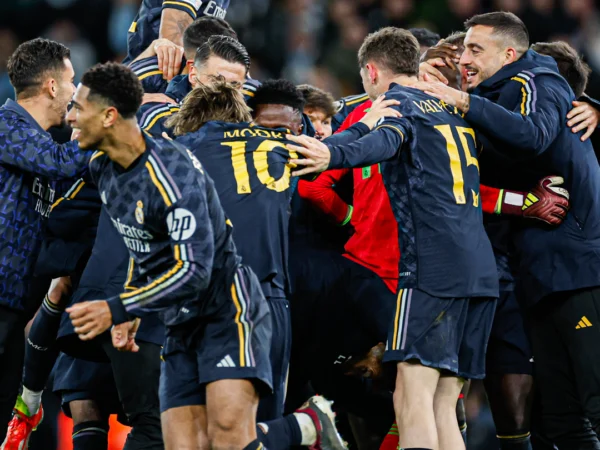 Pemain Real Madrid merayakan kemenangan atas Manchester City di Perempat Final UCL 2023/2024, Kamis (18/4).