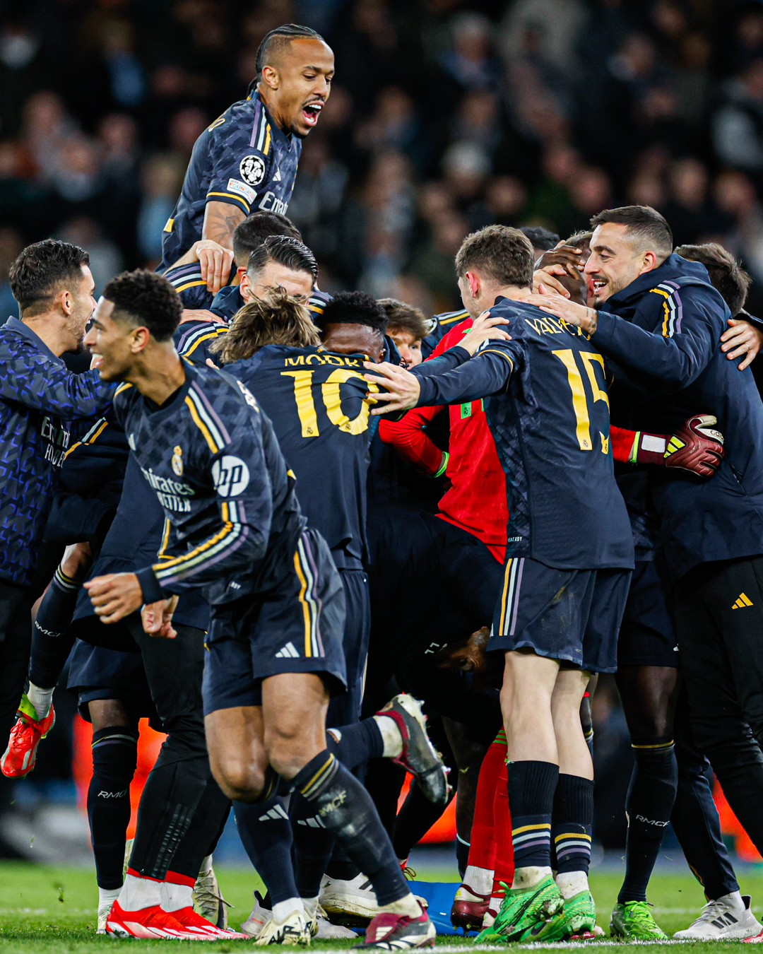 Pemain Real Madrid merayakan kemenangan atas Manchester City di Perempat Final UCL 2023/2024, Kamis (18/4).