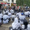 Para ASN guru bersertifikasi menggelar unjuk rasa di halaman kantor Wali Kota Banjar pada Jumat (26/8/2022) lalu. (dok)