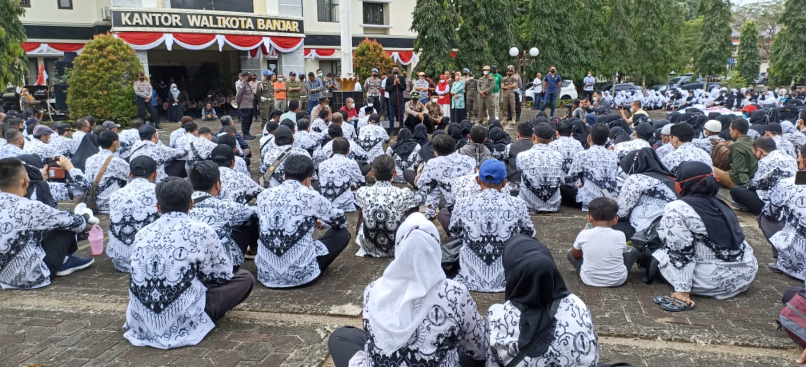 Para ASN guru bersertifikasi menggelar unjuk rasa di halaman kantor Wali Kota Banjar pada Jumat (26/8/2022) lalu. (dok)