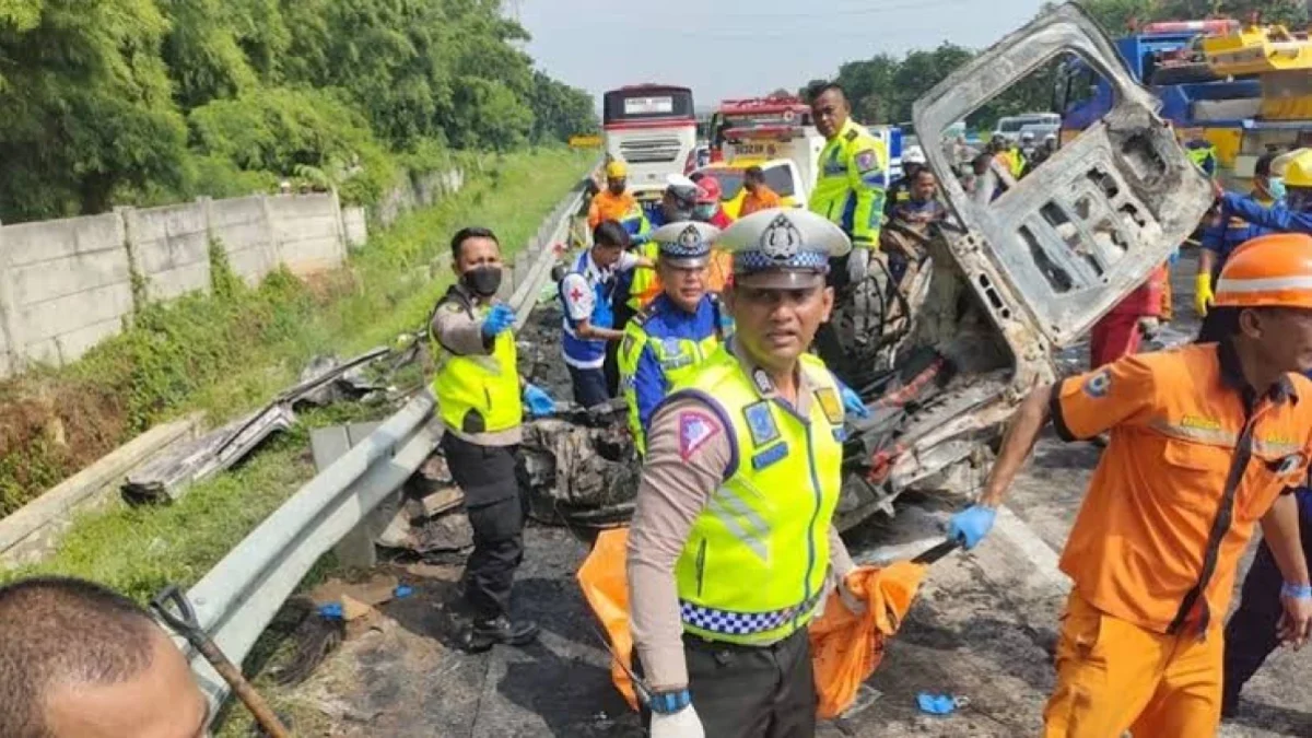 Pihak kepolisian saat mengevakuasi para korban kecelakaan di Tol Japek KM 58.