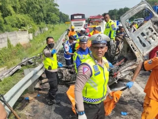 Pihak kepolisian saat mengevakuasi para korban kecelakaan di Tol Japek KM 58.
