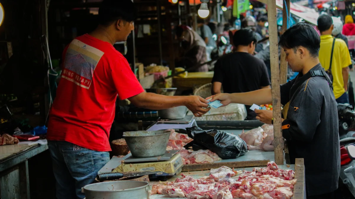 Penjual Ayam Potong di Pasar Induk Gedebage, Kota Bandung. (Pandu Muslim/Jabar Ekspres)