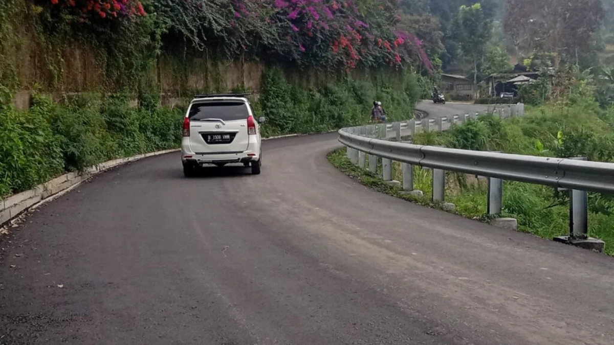 Penampakan jalan alternatif Puncak di Kecamatan Megamendung, Kabupaten Bogor.