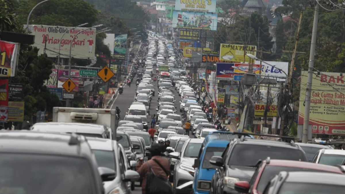 Kepadatan kendaraan menuju Puncak Bogor dari arah Jakarta pada H+2 Idul Fitri atau Jumat, 12 April 2024.