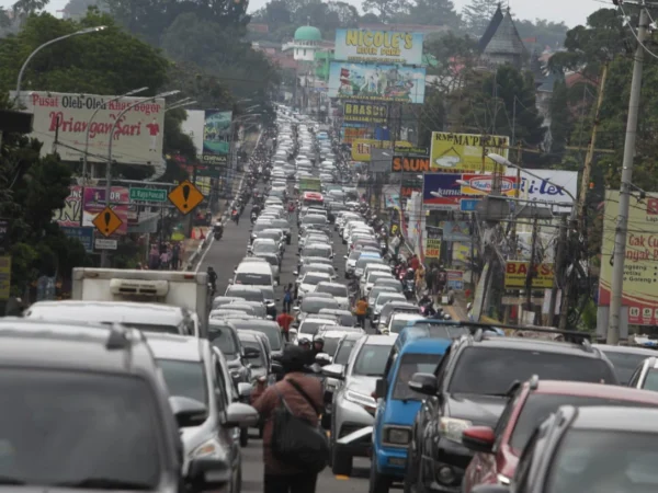 Kepadatan kendaraan menuju Puncak Bogor dari arah Jakarta pada H+2 Idul Fitri atau Jumat, 12 April 2024.