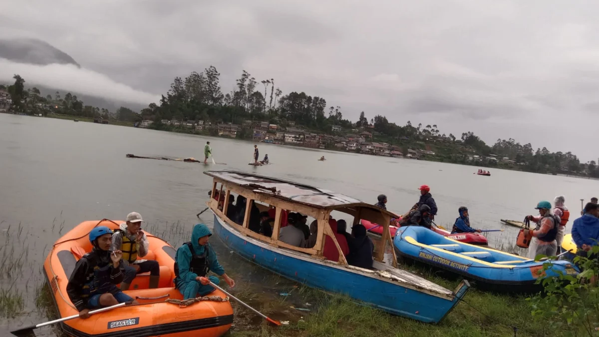 Proses pencarian 2 remaja yang hilang tenggelam di Situ Cileunca, Kecamatan Pangalengan, Kabupaten Bandung. (Istimewa)