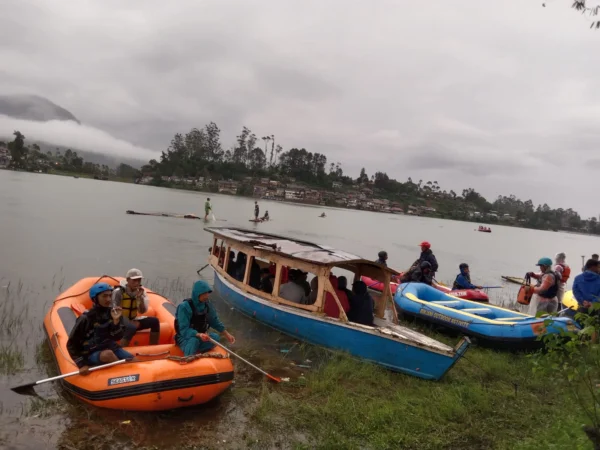 Proses pencarian 2 remaja yang hilang tenggelam di Situ Cileunca, Kecamatan Pangalengan, Kabupaten Bandung. (Istimewa)