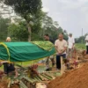 Jenazah Calon Paskibraka Kabupaten Sukabumi, Kayla NS (16) saat dikebumikan, Jumat (19/4).