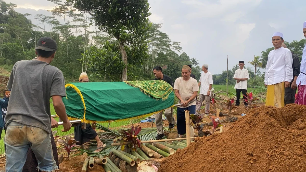 Jenazah Calon Paskibraka Kabupaten Sukabumi, Kayla NS (16) saat dikebumikan, Jumat (19/4).