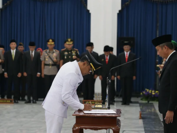 Pj Gubernur Jawa Barat, Bey Triadi Machmudin, saat melantik Pj Wali Kota Bogor, Hery Antasari, di Gedung Sate, Sabtu (20/4).
