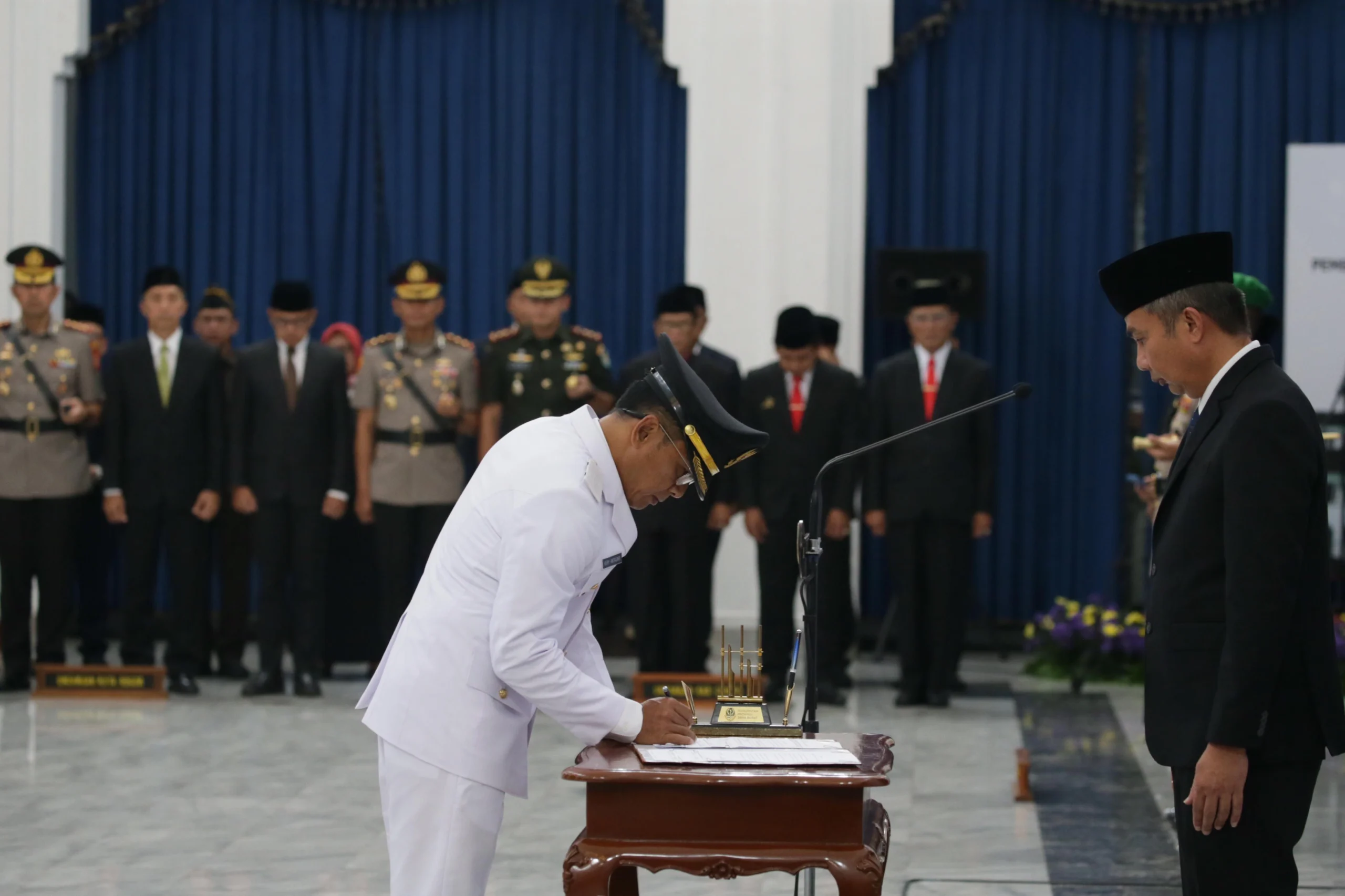 Pj Gubernur Jawa Barat, Bey Triadi Machmudin, saat melantik Pj Wali Kota Bogor, Hery Antasari, di Gedung Sate, Sabtu (20/4).