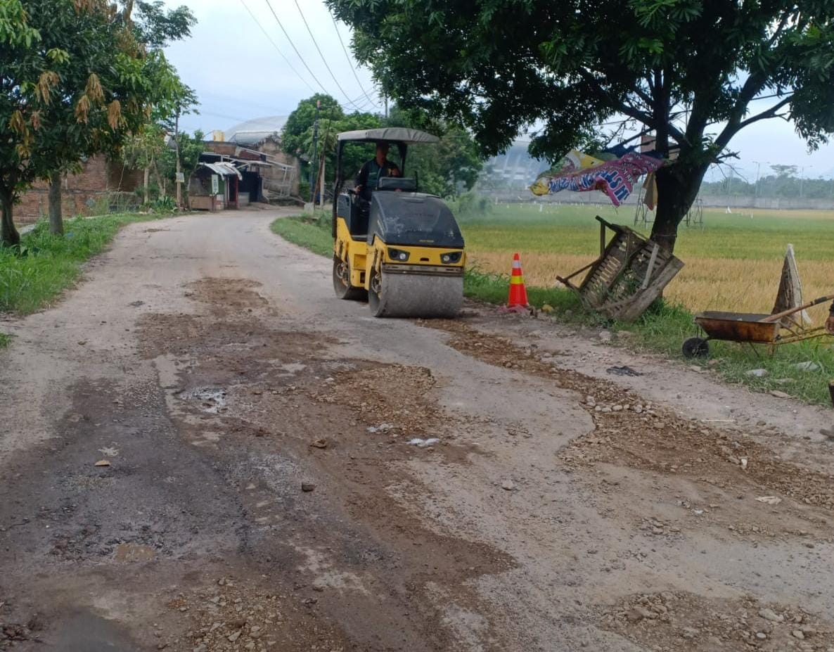 DPUTR Kabupaten Bandung mulai turun tangan melakukan pemadatan jalan menuju Stasiun KCIC Tegalluar Whoosh, yang kondisinya rusak berat di wilayah Desa Cibiruhilir, Kecamatan Cileunyi, Kabupaten Bandung. (Kades Cibiruhilir, Dadang Silahudin for Jabar Ekspres)