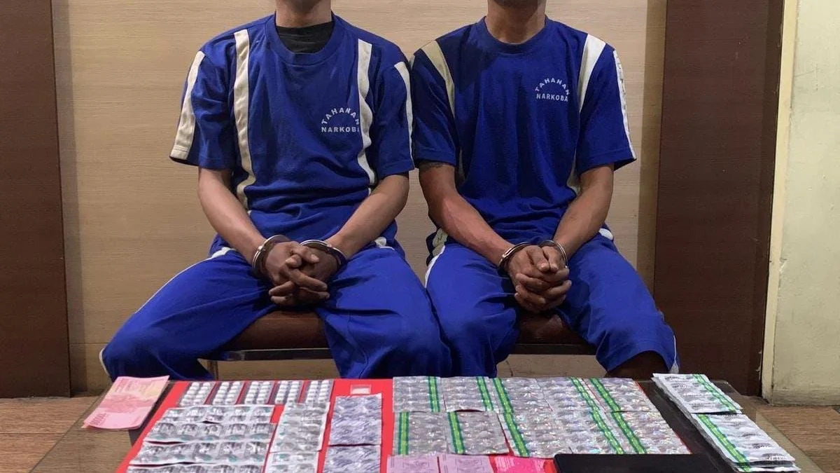 2 pelaku pengedar narkoba saat diamankan Satres Narkoba Polres Sukabumi Kota, Sabtu (20/4).