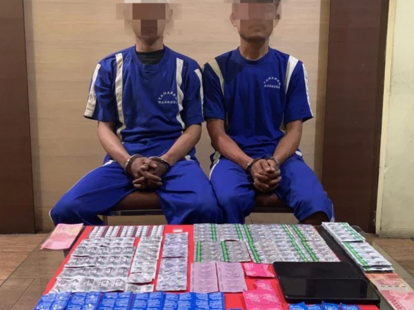 2 pelaku pengedar narkoba saat diamankan Satres Narkoba Polres Sukabumi Kota, Sabtu (20/4).