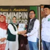 Ketua DPC PKB Kota Bogor, Dewi Fatimah saat menyerahkan Formulir Pendaftaran Penjaringan Bacawalkot Bogor kepada Muhammad Restu Kusuma, Senin (29/4). (Yudha Prananda / Jabar Ekspres)