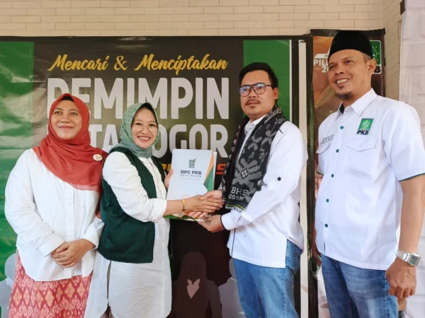 Ketua DPC PKB Kota Bogor, Dewi Fatimah saat menyerahkan Formulir Pendaftaran Penjaringan Bacawalkot Bogor kepada Muhammad Restu Kusuma, Senin (29/4). (Yudha Prananda / Jabar Ekspres)