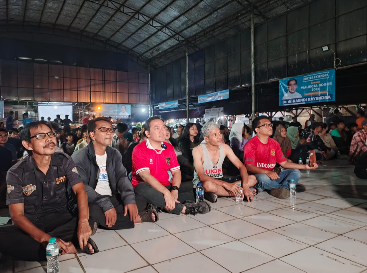 Bacawalkot Bogor, Dokter Rayendra (Ketiga Kiri) saat nobar pertadingan Semi Final AFC U-23 bersama lapisan masyarakat di wilayah Kecamatan Bogor Utara, (29/4) Malam. (Yudha Prananda / Jabar Ekspres)
