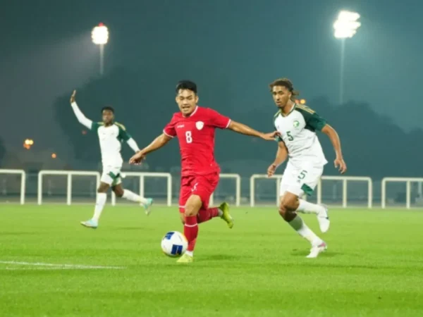 Pemain Timnas Indonesia U-23, Witan Sulaeman, menguasai bola saat laga uji coba melawan Arab Saudi di Dubai, Uni Emirat Arab, Jumat (5/4/2024) malam. (ANTARA/HO-PSSI)