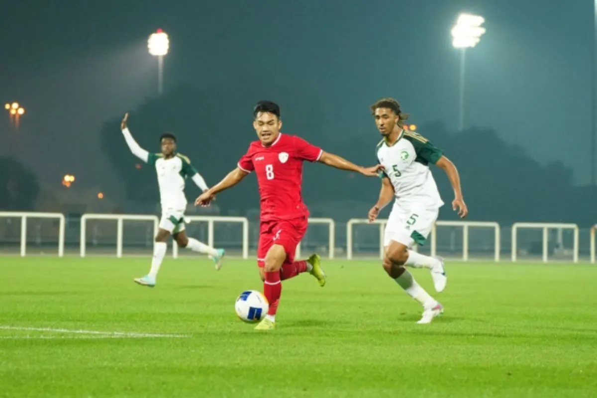 Pemain Timnas Indonesia U-23, Witan Sulaeman, menguasai bola saat laga uji coba melawan Arab Saudi di Dubai, Uni Emirat Arab, Jumat (5/4/2024) malam. (ANTARA/HO-PSSI)