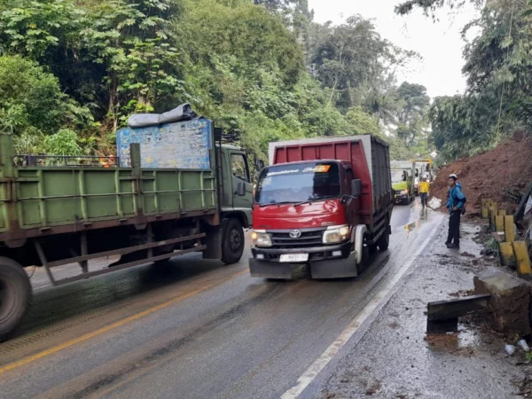 Kondisi jalan Sukabumi-Bogor yang tertutup longsor sudah bisa dilalui kendaraan, riki achmad/jabar ekspres