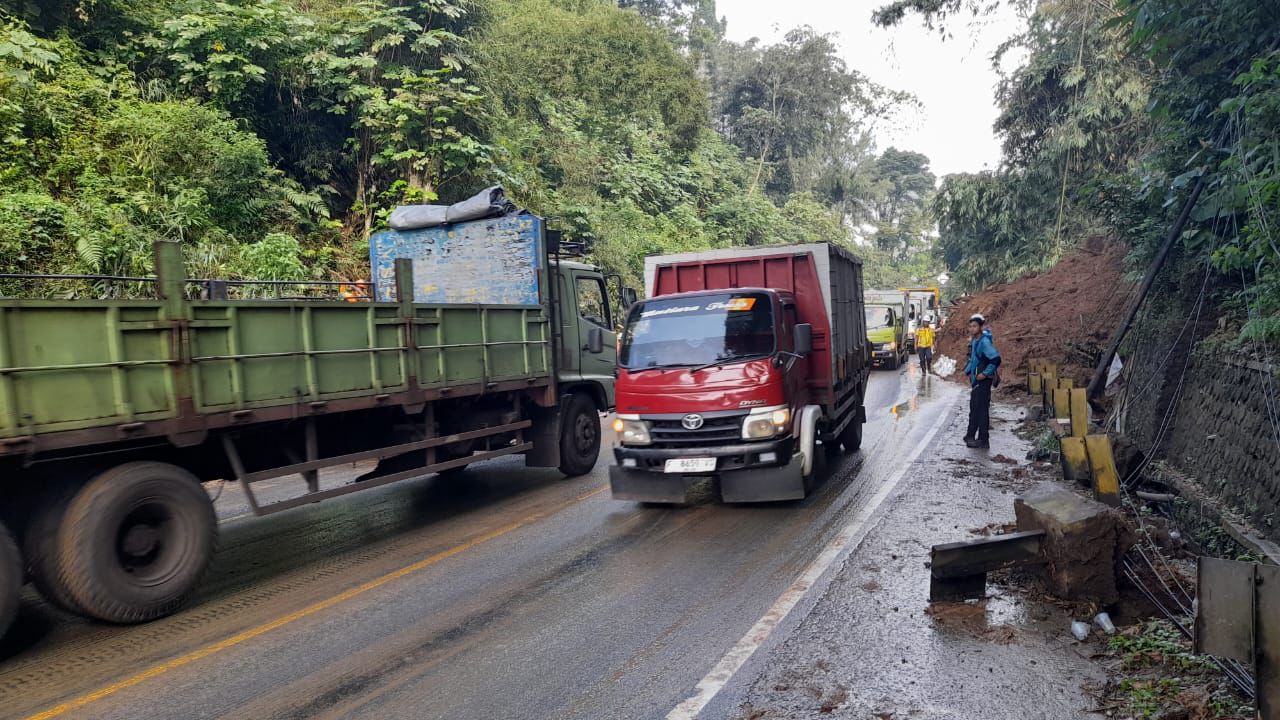 Kondisi jalan Sukabumi-Bogor yang tertutup longsor sudah bisa dilalui kendaraan, riki achmad/jabar ekspres