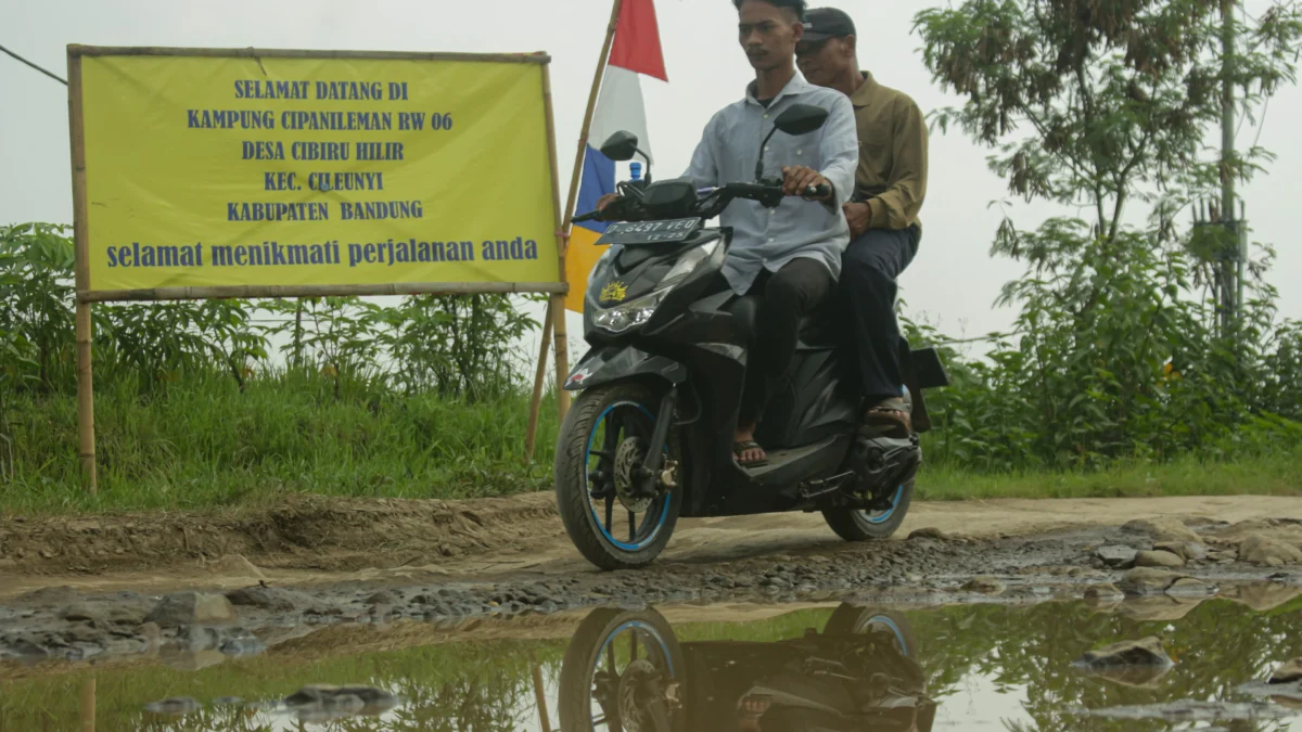 Pengguna motor melewati jalan menuju Stasiun Tegalluar Kereta Cepat Whoosh di Desa Cibiru Hilir, Kecamatan Cileunyi, Kabupaten Bandung, Minggu(7/4). Pandu Muslim/Jabar Ekspres