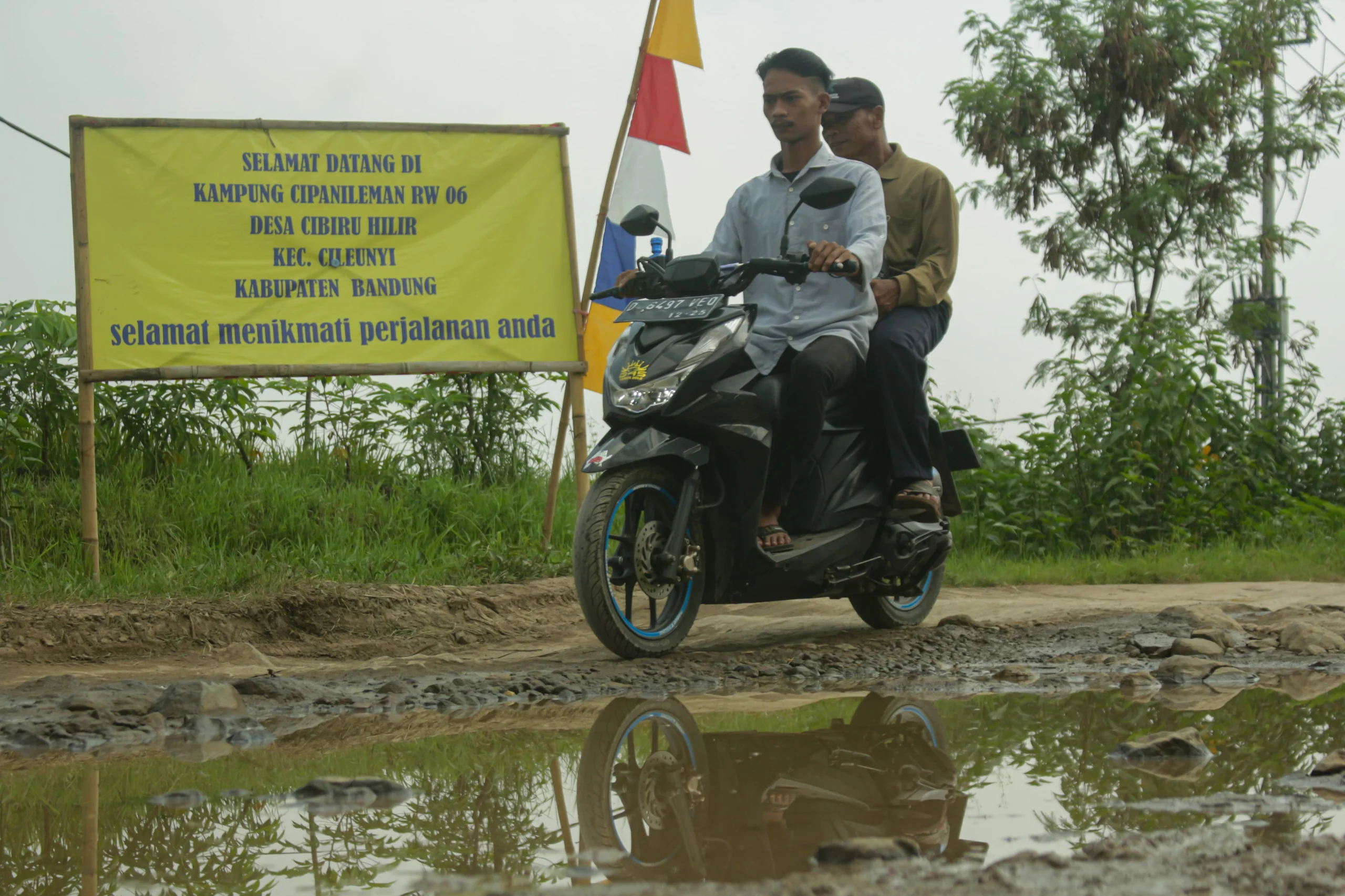 Pengguna motor melewati jalan menuju Stasiun Tegalluar Kereta Cepat Whoosh di Desa Cibiru Hilir, Kecamatan Cileunyi, Kabupaten Bandung, Minggu(7/4). Pandu Muslim/Jabar Ekspres