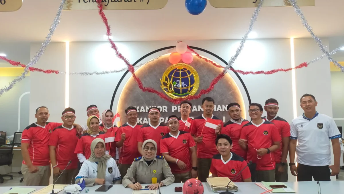 Pegawai Kantor pertanahan Kabupaten Bogor kompak menggunakan Jersey Indonesia. Foto : Sandika Fadilah /Jabarekspres.com
